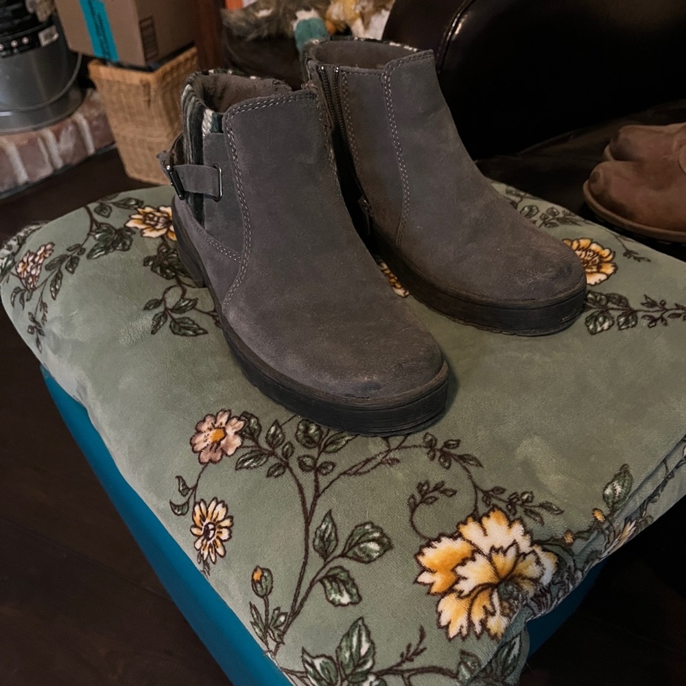 Earth Origins Gray Suede Boots. Size 7